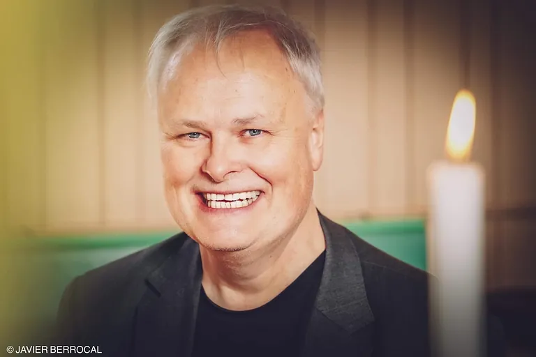 Portrett av organist ved orgelkonsoll