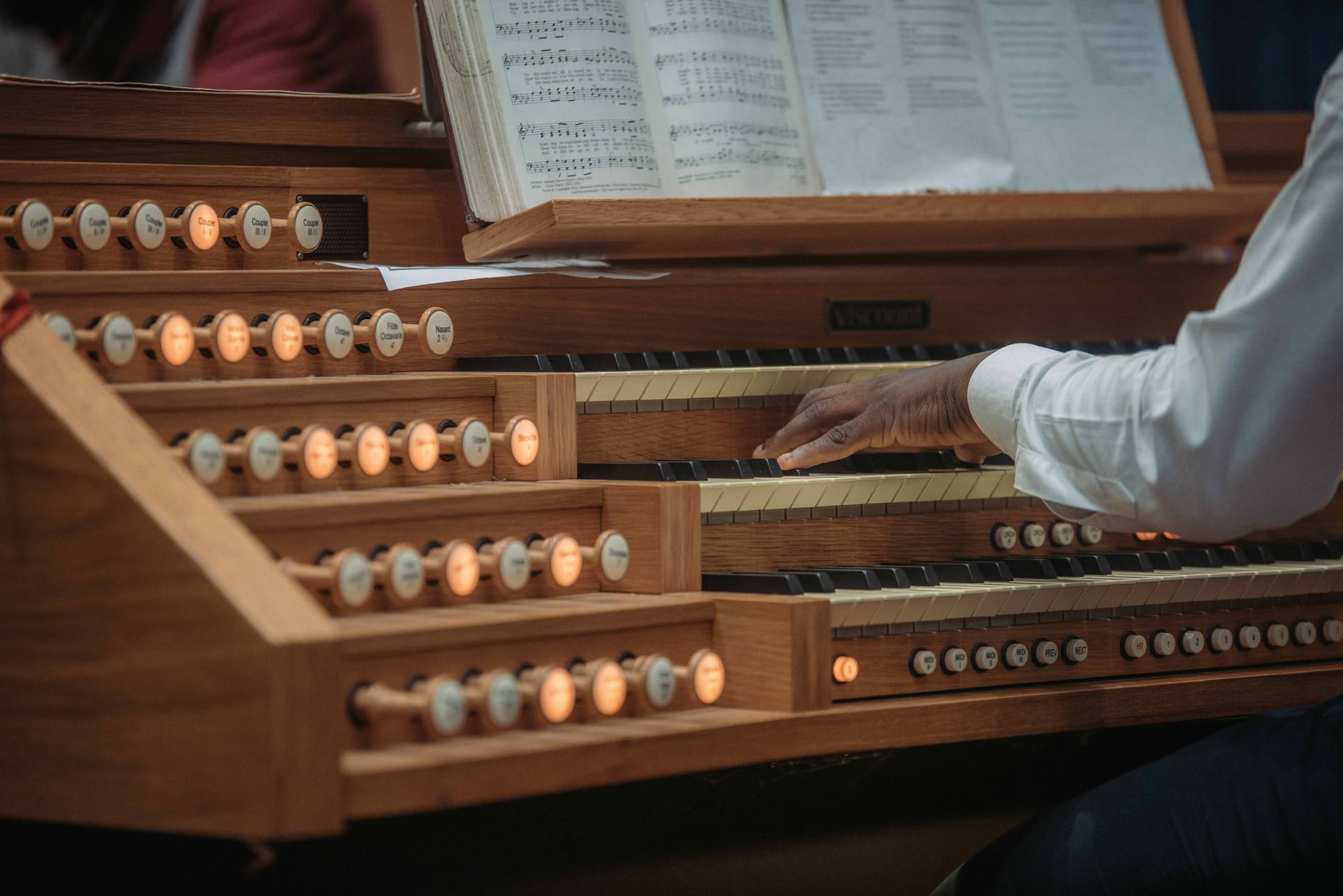 Organist spiller på et Johannus digitalt kirkeorgel