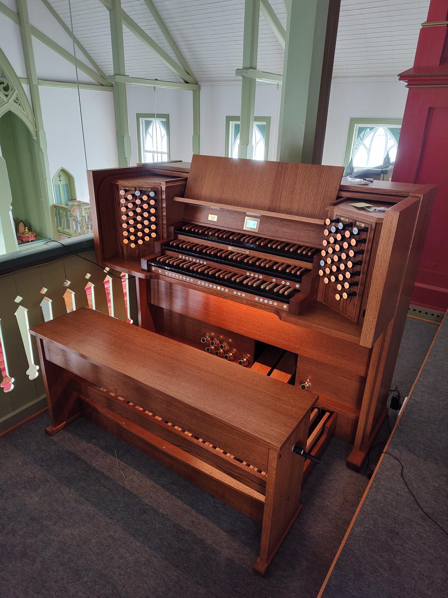 Norsk stavkirke i tåkete fjellandskap