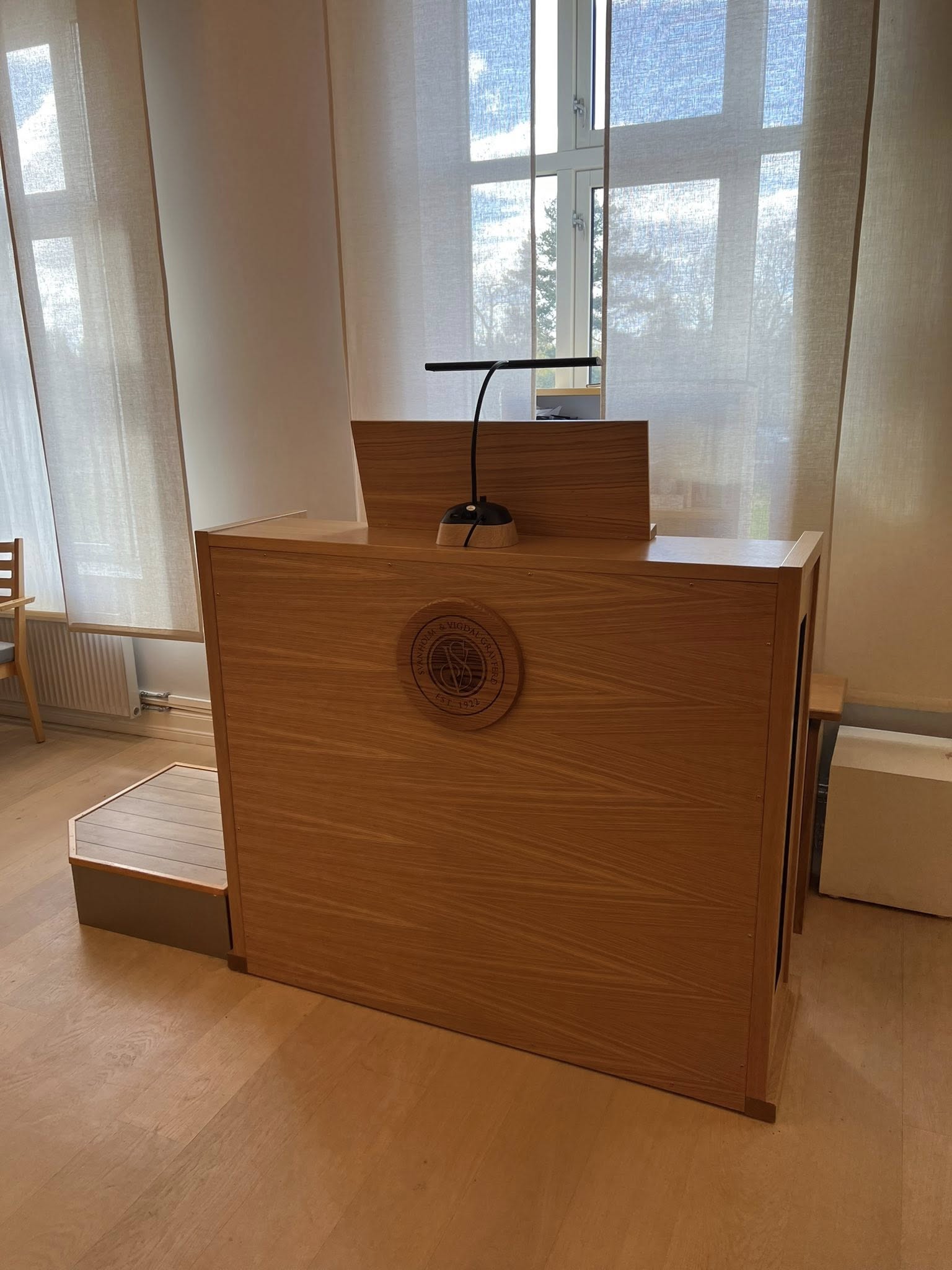 Norsk stavkirke i tåkete fjellandskap